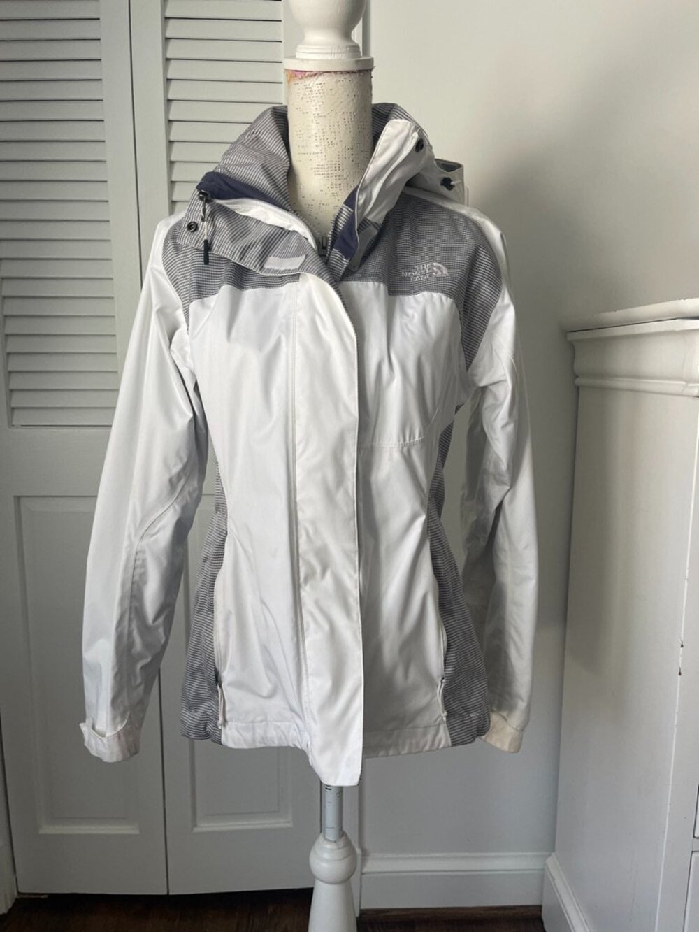 The North Face Waterproof HyVent Ski Jacket SoftShell Hoodie Womens SMALL White